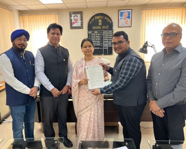 राज्य चुनाव आयुक्त से मुलाकात करते चेंबर के पदाधिकारी राज्य चुनाव आयुक्त से मुलाकात करते चेंबर के पदाधिकारी