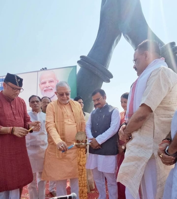 दीप प्रज्वलित करते हुए मंत्री सुरेश खन्ना दीप प्रज्वलित करते हुए मंत्री सुरेश खन्ना