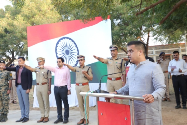 નાયબ મુખ્યમંત્રી હર્ષ સંઘવીએ સરહદી ગામ મોટી છેરમાં જવાનો સાથે રાષ્ટ્રગીતનું સમૂહગાન કર્યું નાયબ મુખ્યમંત્રી હર્ષ સંઘવીએ સરહદી ગામ મોટી છેરમાં જવાનો સાથે રાષ્ટ્રગીતનું સમૂહગાન કર્યું