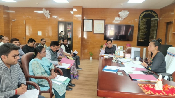 बैठक में डीसी समेत अन्य बैठक में डीसी समेत अन्य