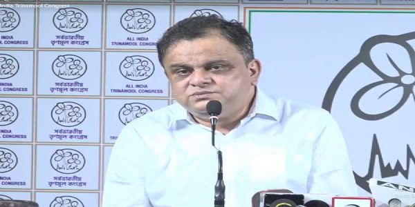 बंगालराज्यस्य सर्वेषु विद्यालयेषु प्रतिदिनं “बाङ्गलार्माटी, बाङ्गलार्जल” इति गीतस्य सामूहिकगायनम् अनिवार्यं कृतम्।