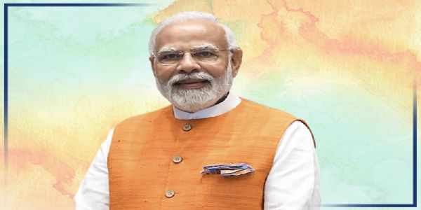 प्रधानमन्त्री मोदी वाराणसीम् आगतवान्, मुख्यमन्त्रिणा योगी आदित्यनाथेन स्वागतं कृतम्