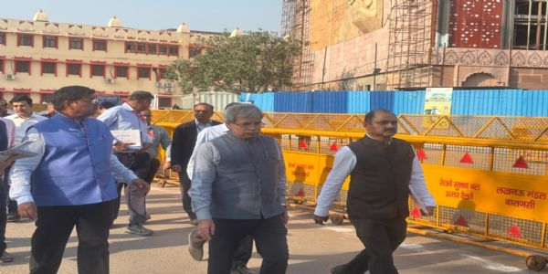 वाराणसी: रेलवेपरिषदोऽध्यक्षो मुख्य कार्यकारी च वाराणसीस्थानकस्य कृतवन्तौ निरीक्षणम्