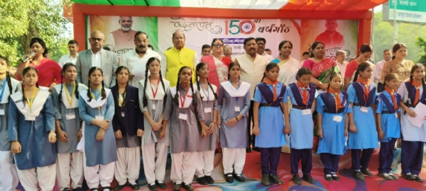 वन्दे मातरम गीत अपनी मातृभूमि के प्रति गर्व, प्रेम और कर्तव्यनिष्ठा का देता है संदेश वन्दे मातरम गीत अपनी मातृभूमि के प्रति गर्व, प्रेम और कर्तव्यनिष्ठा का देता है संदेश