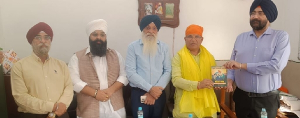 पुस्तक भेंट करते प्रान्त प्रचारक कौशल पुस्तक भेंट करते प्रान्त प्रचारक कौशल