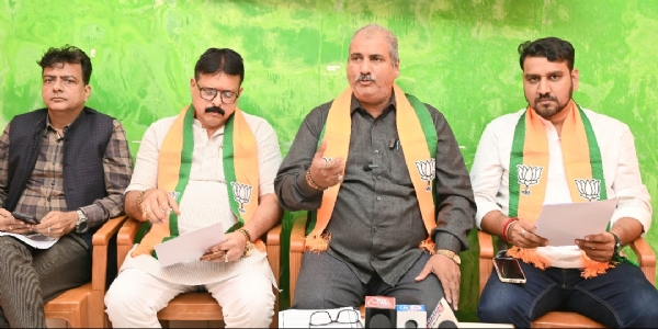 वंदे मातरम्’ के 150 वर्ष पूरे होने उत्सव मनाते जिला अध्यक्ष सुधांशु ओझा और अन्य