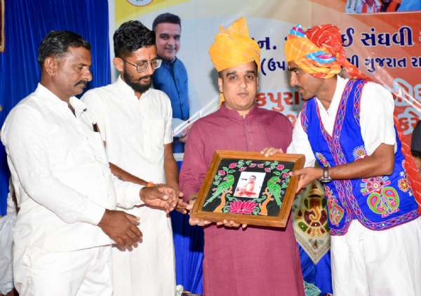 કચ્છના કપુરાશીમાં નાયબ મુખ્યમંત્રી હર્ષ સંઘવીની ખાટલા સભા, સરહદી ગામોના રાષ્ટ્રપ્રેમને બિરદાવ્યો કચ્છના કપુરાશીમાં નાયબ મુખ્યમંત્રી હર્ષ સંઘવીની ખાટલા સભા, સરહદી ગામોના રાષ્ટ્રપ્રેમને બિરદાવ્યો