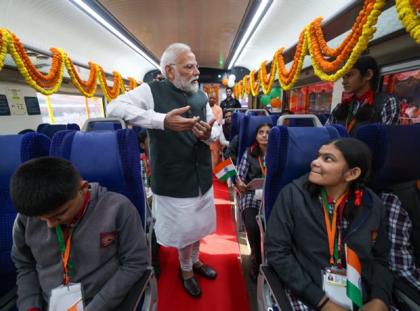 वंदे भारत में सवार बच्चों से बातचीत करते प्रधानमंत्री मोदी वंदे भारत में सवार बच्चों से बातचीत करते प्रधानमंत्री मोदी
