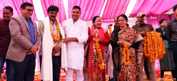 राज्य आंदोलनकारियों को सम्मानित करते विधायक राम सिंह कैड़ा व अन्य। राज्य आंदोलनकारियों को सम्मानित करते विधायक राम सिंह कैड़ा व अन्य।