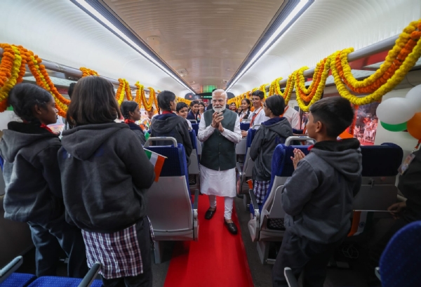 वंदे भारत में सवार बच्चों से बातचीत करते प्रधानमंत्री मोदी वंदे भारत में सवार बच्चों से बातचीत करते प्रधानमंत्री मोदी