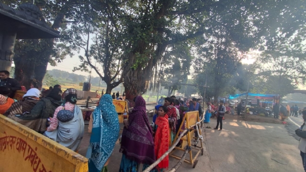 श्री शनिदेव मंदिर में उमड़ी दो पुत्रों वाली माताओं की भीड़ श्री शनिदेव मंदिर में उमड़ी दो पुत्रों वाली माताओं की भीड़