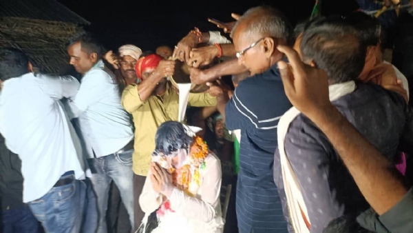 अररिया फोटो:दूध से राजद प्रत्याशी को स्नान अररिया फोटो:दूध से राजद प्रत्याशी को स्नान