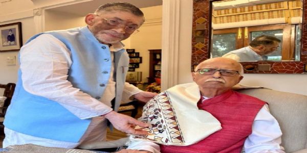 राज्यपालोऽददात् पूर्व उप प्रधानमंत्री लालकृष्ण आडवाणी इत्याभ्यां जन्मदिनस्य अददात् वर्धापनानि