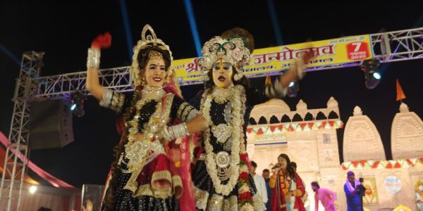 एकं सायं साँवरेनाम्ना: भक्त्या, प्रेम्णा उल्लासेन आनन्दितः अजीतमलः