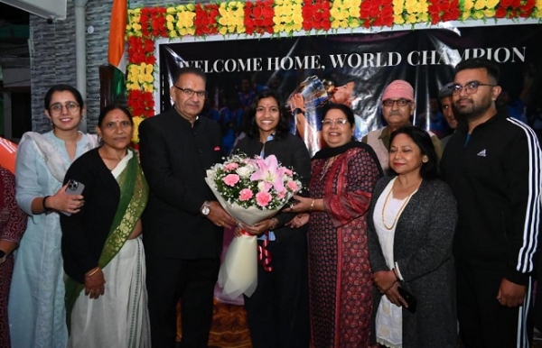 विश्व कप विजेता स्नेहा राणा से मिलते मंत्री गणेश जोशी। विश्व कप विजेता स्नेहा राणा से मिलते मंत्री गणेश जोशी।