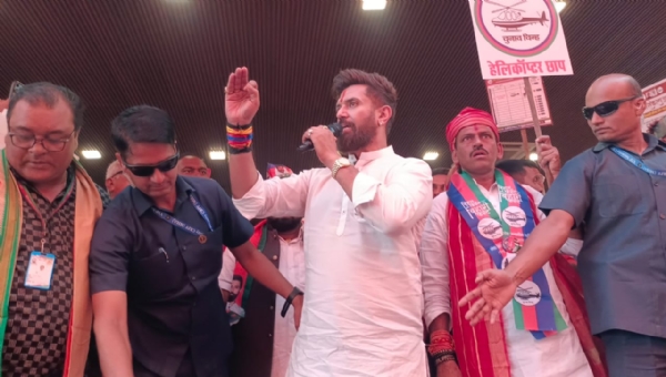 रा लो मो आर के राष्ट्रीय अध्यक्ष चिराग पासवान चुनावी सभा को सम्बोधित करते रा लो मो आर के राष्ट्रीय अध्यक्ष चिराग पासवान चुनावी सभा को सम्बोधित करते