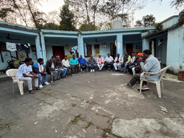 बैठक में समिति के साेमा उरांव समेत अन्य बैठक में समिति के साेमा उरांव समेत अन्य