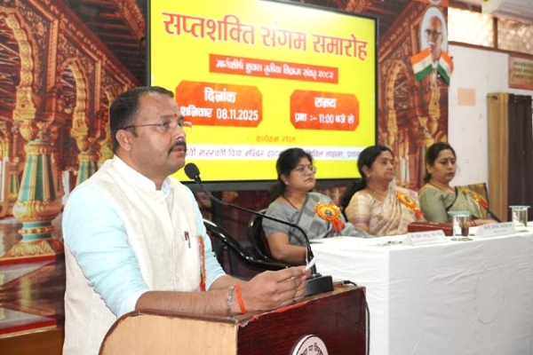 सम्बोधित करते प्रधानाचार्य सम्बोधित करते प्रधानाचार्य