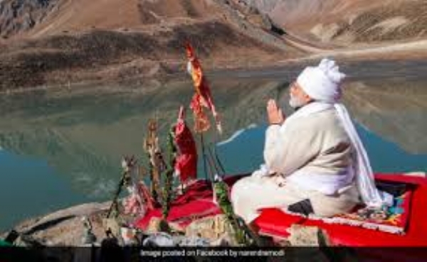 आदि कैलाश में पूजा-अर्चना करते प्रधानमंत्री। आदि कैलाश में पूजा-अर्चना करते प्रधानमंत्री।