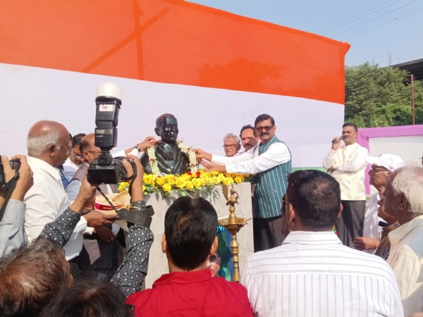 खड़गपुर में पुट्टी श्रीरामुलु की प्रतिमा का अनावरण खड़गपुर में पुट्टी श्रीरामुलु की प्रतिमा का अनावरण