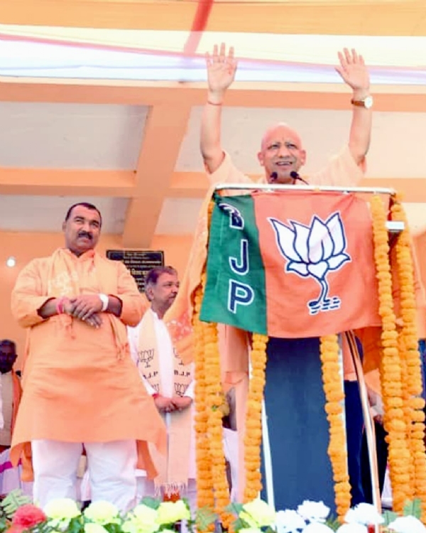 योगी आदित्यनाथ सुपौल जिले के छातापुर में चुनावी सभा को सम्बोधित करते हुए योगी आदित्यनाथ सुपौल जिले के छातापुर में चुनावी सभा को सम्बोधित करते हुए