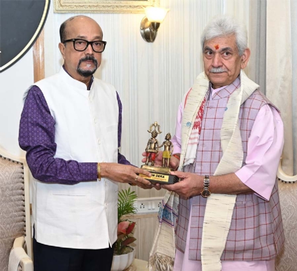 राज्यपाल डेका उपराज्यपाल सिन्हा का बस्तर आर्ट का प्रतीक चिन्ह भेंट करते राज्यपाल डेका उपराज्यपाल सिन्हा का बस्तर आर्ट का प्रतीक चिन्ह भेंट करते