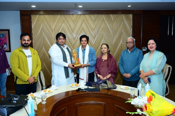 गुरुग्राम में महिला क्रिकेटर शैफाली वर्मा को सम्मानित करते विधायक मुकेश शर्मा, मेयर राज रानी मल्होत्रा। गुरुग्राम में महिला क्रिकेटर शैफाली वर्मा को सम्मानित करते विधायक मुकेश शर्मा, मेयर राज रानी मल्होत्रा।