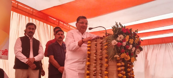 मंच से बोलते हुए पर्यटन मंत्री मंच से बोलते हुए पर्यटन मंत्री