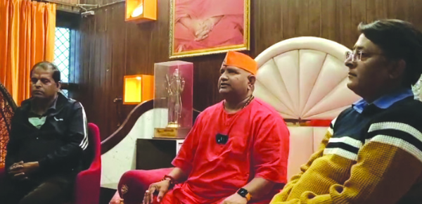 पत्रकारों से वार्ता करते हुए पत्रकारों से वार्ता करते हुए