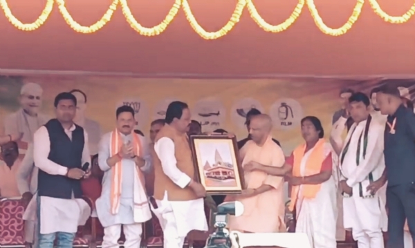 अररिया फोटो:योगी आदित्यनाथ को बाबा सुन्दरनाथधाम की तस्वीर भेंट करते सांसद अररिया फोटो:योगी आदित्यनाथ को बाबा सुन्दरनाथधाम की तस्वीर भेंट करते सांसद