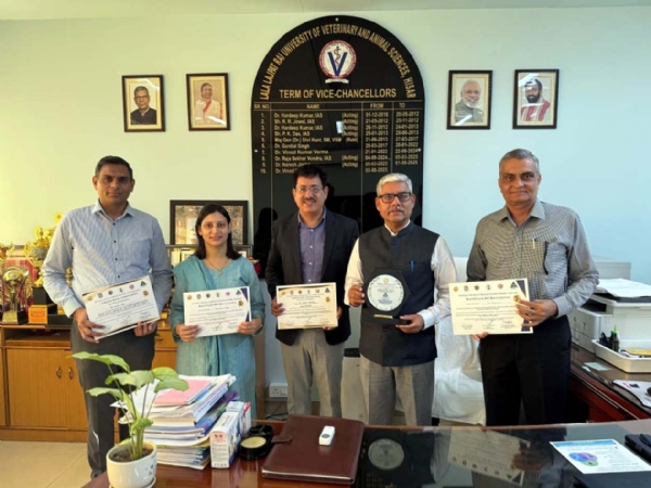 सम्मानित होने वाले लुवास के वैज्ञानिक कुलपति प्रो. विनोद कुमार वर्मा के साथ। सम्मानित होने वाले लुवास के वैज्ञानिक कुलपति प्रो. विनोद कुमार वर्मा के साथ।