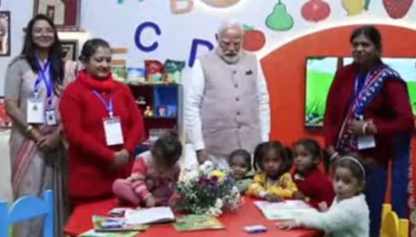 रजत जयंती समाराेह के दाैरान बच्चाें के बीच प्रधानमंत्री। रजत जयंती समाराेह के दाैरान बच्चाें के बीच प्रधानमंत्री।