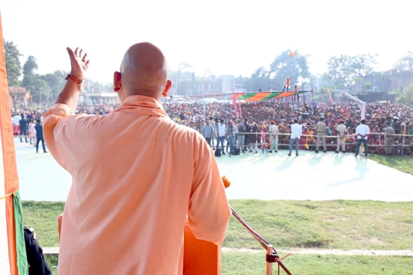 योगी आदित्यनाथ मधुबनी के बिस्फी में चुनावी सभा करते हुए योगी आदित्यनाथ मधुबनी के बिस्फी में चुनावी सभा करते हुए