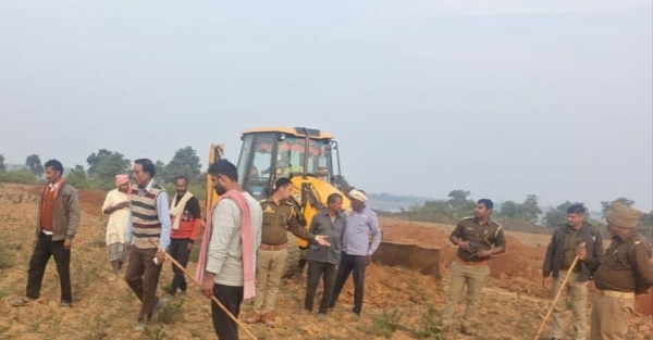 औरा वन भूमि क्षेत्र से से अतिक्रमण हटाते वनकर्मी।