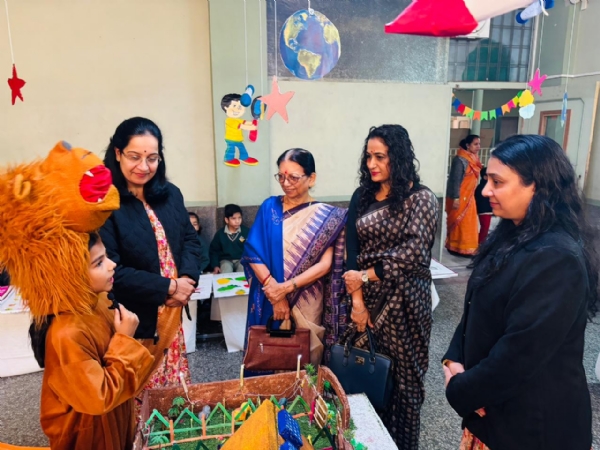 माइंड फेस्ट में उत्साहित हुए राष्ट्रीय पब्लिक सेकेंडरी स्कूल के विद्यार्थी