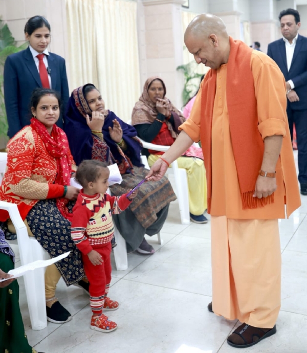 जनता दर्शन में समस्याएं सुनते सीएम योगी जनता दर्शन में समस्याएं सुनते सीएम योगी