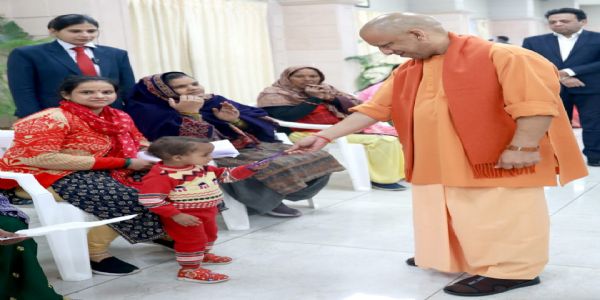 मुख्यमंत्री योगी जनता दर्शने जनानामशृणोत् समस्याः