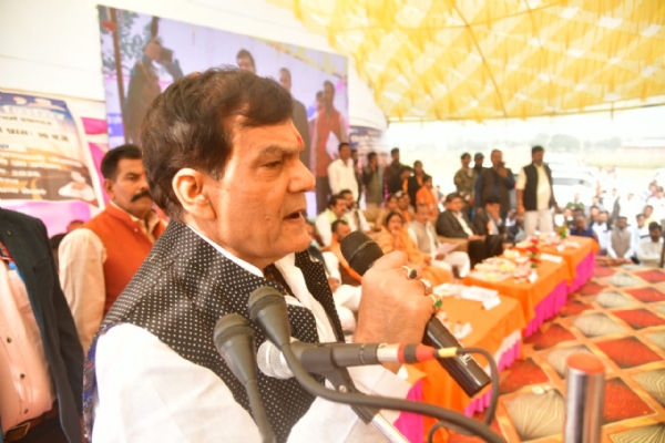 उप्र सरकार की बिजली बिल राहत योजना का शुभारंभ करते हुए मंत्री ए.के.शर्मा का छाया चित्र उप्र सरकार की बिजली बिल राहत योजना का शुभारंभ करते हुए मंत्री ए.के.शर्मा का छाया चित्र