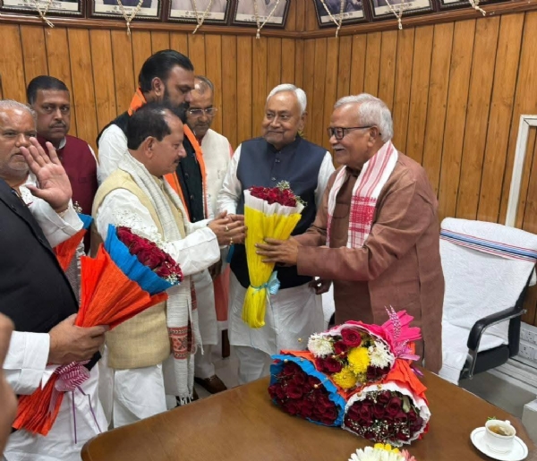 विधानमंडल सत के पहले दिन प्रोटेम स्पीकर से शीष्टाचार मुलाकात करते उपमुख्यमंत्री और मुख्यमंत्री विधानमंडल सत के पहले दिन प्रोटेम स्पीकर से शीष्टाचार मुलाकात करते उपमुख्यमंत्री और मुख्यमंत्री