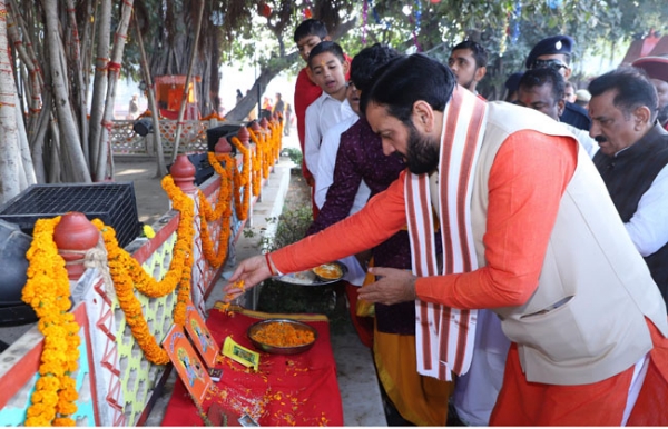 हरियाणा के मुख्यमंत्री नायब सैनी वट वृक्ष की पूजा करते हुए