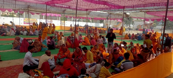 51 कुण्डीय महायज्ञ का आयोजन में बटुकों का यज्ञोपवीत संस्कार कराते पुरोहित