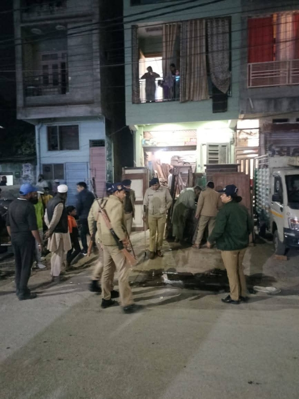 कड़े सुरक्षा पहले में बनफुलपुरा। कड़े सुरक्षा पहले में बनफुलपुरा।