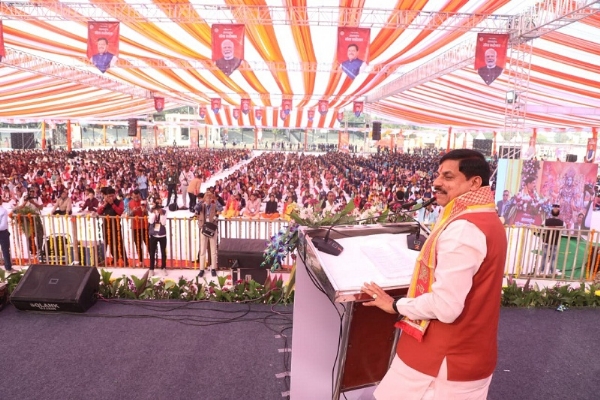 तीन दिवसीय अंतरराष्ट्रीय गीता महोत्सव के शुभारंभ कार्यक्रम को संबोधित करते हुए मुख्यमंत्री मोहन यादव तीन दिवसीय अंतरराष्ट्रीय गीता महोत्सव के शुभारंभ कार्यक्रम को संबोधित करते हुए मुख्यमंत्री मोहन यादव