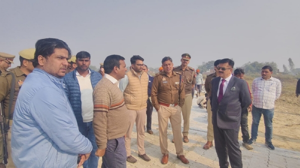 मुख्यमंत्री योगी आदित्यनाथ के आगमन को लेकर हेलीपैड पर निरीक्षण करते हुए जिलाधिकारी डॉ दिनेश चंद्र सिंह और पुलिस अधीक्षक डॉ कौस्तुभ मुख्यमंत्री योगी आदित्यनाथ के आगमन को लेकर हेलीपैड पर निरीक्षण करते हुए जिलाधिकारी डॉ दिनेश चंद्र सिंह और पुलिस अधीक्षक डॉ कौस्तुभ