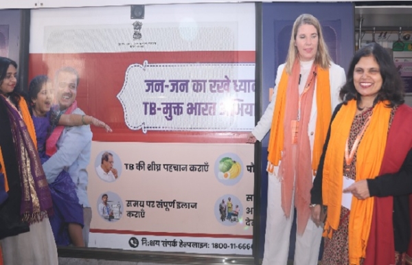 केंद्रीय स्वास्थ्य मंत्रालय महिलाओं के स्वास्थ्य एवं कल्याण के लिए अभियान की शुरूआत करते हुए। केंद्रीय स्वास्थ्य मंत्रालय महिलाओं के स्वास्थ्य एवं कल्याण के लिए अभियान की शुरूआत करते हुए।