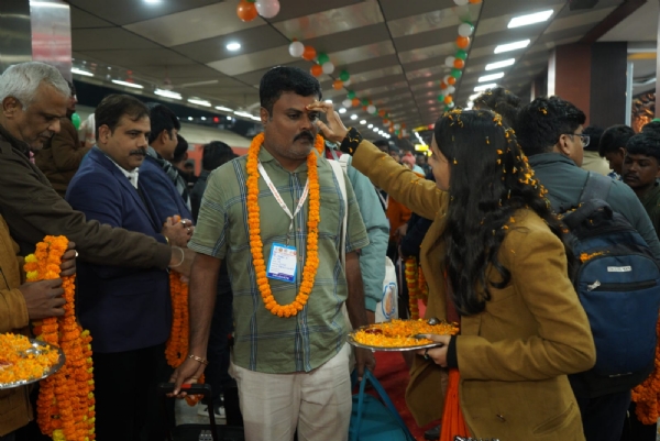 स्टेशन पर तमिल दल का स्वागत स्टेशन पर तमिल दल का स्वागत