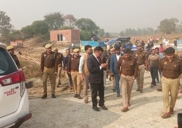 मुख्यमंत्री योगी आदित्यनाथ के आगमन की तैयारी का जायजा लेते हुए जिलाधिकारी डॉ दिनेश चंद्र सिंह पुलिस अधीक्षक डॉ कौस्तुभ मुख्यमंत्री योगी आदित्यनाथ के आगमन की तैयारी का जायजा लेते हुए जिलाधिकारी डॉ दिनेश चंद्र सिंह पुलिस अधीक्षक डॉ कौस्तुभ