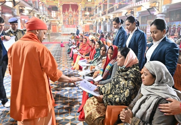 जनता दर्शन के दौरान जनसुनवाई करते मुख्यमंत्री योगी जनता दर्शन के दौरान जनसुनवाई करते मुख्यमंत्री योगी