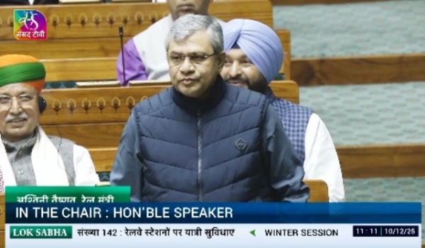 रेल मंत्री अश्विनी वैष्णव बुधवार को लोकसभा में प्रश्नकाल के दौरान उत्तर देते हुए रेल मंत्री अश्विनी वैष्णव बुधवार को लोकसभा में प्रश्नकाल के दौरान उत्तर देते हुए