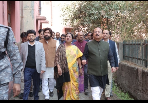 मुख्यमंत्री रेखा गुप्ता कैबिनेट मंत्री आशीष सूद के साथ भलस्वा ईडब्ल्यूएस फ्लैट का निरीक्षण करते हुए।